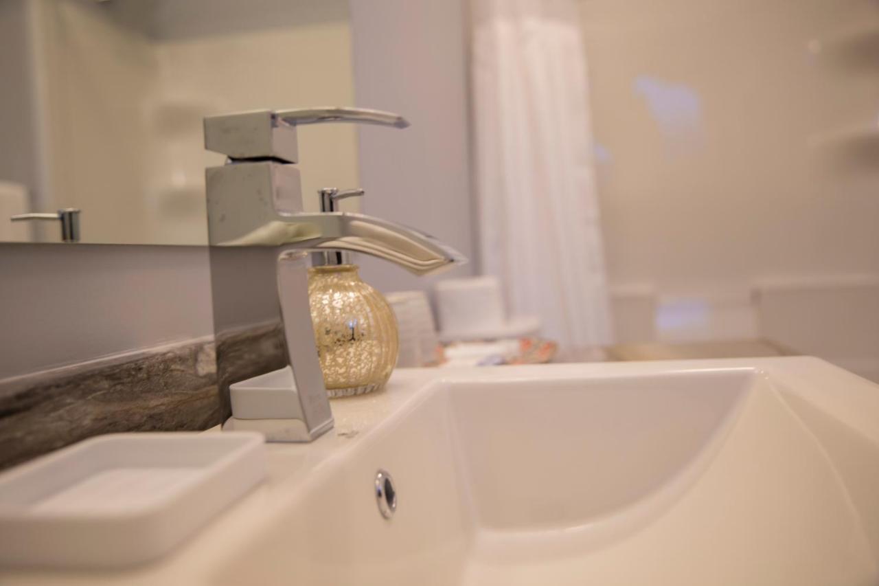 Downtown Whitehorse Deluxe 2 Bedroom Condo エクステリア 写真