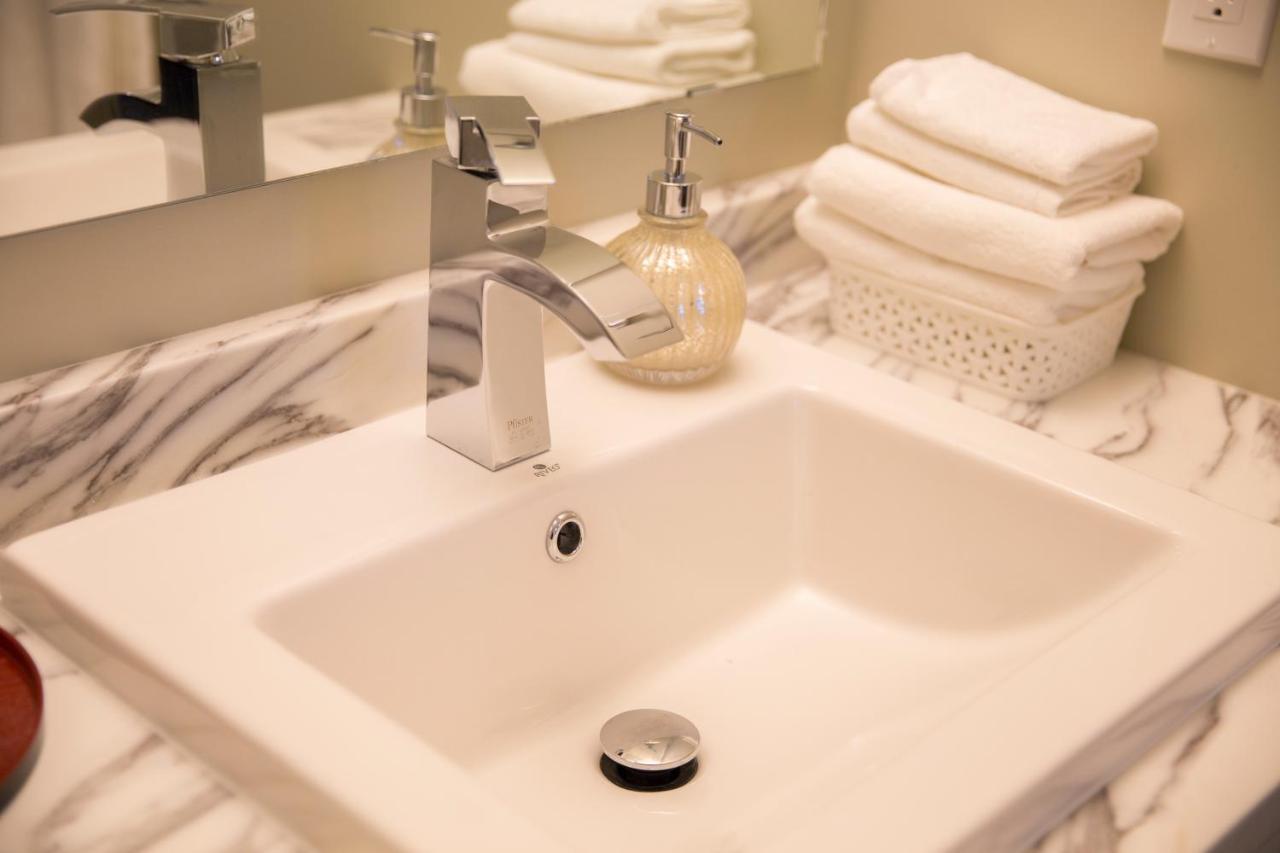 Downtown Whitehorse Deluxe 2 Bedroom Condo エクステリア 写真